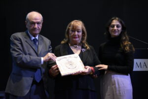 Lo scorso 10 Novembre l'Associazione Occhio Blu ha assegnato il premio alla carriera allo scrittore albanese Ismail Kadare, recentemente scomparso. La professoressa Helena Kadare, sua coniuge, ha accettato il premio. Di seguito il discorso motivazionale, enunciato dall'ex ambasciatore Mario Bova: